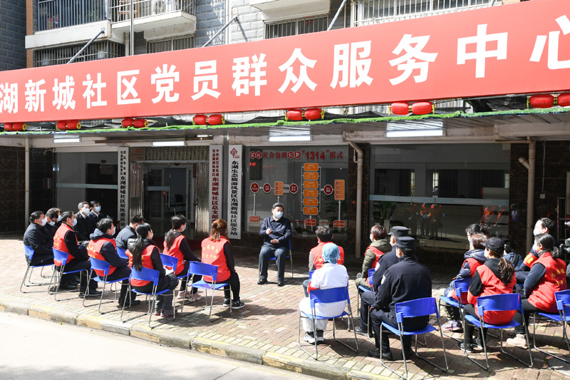 3月10日,中共中央总书记、国家主席、中央军委主席习近平专门赴湖北省武汉市考察新冠肺炎疫情防控工作。这是习近平在东湖新城社区党群服务中心,同社区工作者、基层民警、卫生服务站医生、下沉干部、志愿者等亲切交流。新华社记者 谢环驰 摄