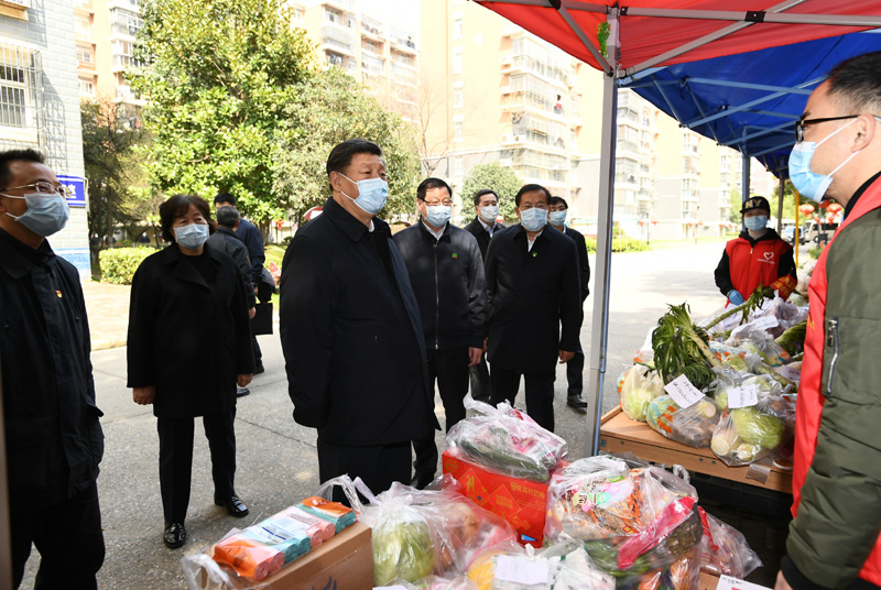 3月10日,中共中央总书记、国家主席、中央军委主席习近平专门赴湖北省武汉市考察新冠肺炎疫情防控工作。这是习近平在东湖新城社区生活物资集中配送点,详细询问社区群众生活物资采购和供应情况。新华社记者 谢环驰 摄