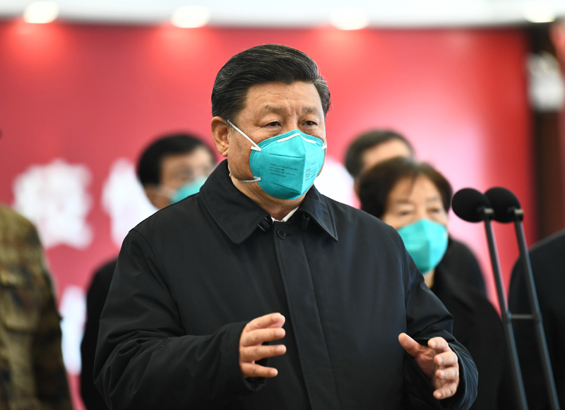 3月10日,中共中央总书记、国家主席、中央军委主席习近平专门赴湖北省武汉市考察新冠肺炎疫情防控工作。这是习近平在火神山医院指挥中心视频连线感染科病房,与病房内患者和医务人员亲切交流。新华社记者 谢环驰 摄