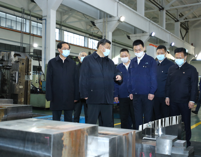 3月29日至4月1日,中共中央总书记、国家主席、中央军委主席习近平在浙江考察。这是3月29日,习近平在宁波北仑大碶高端汽配模具园区考察中小型民营制造业企业宁波臻至机械模具有限公司,听取企业生产经营及复工复产情况介绍。